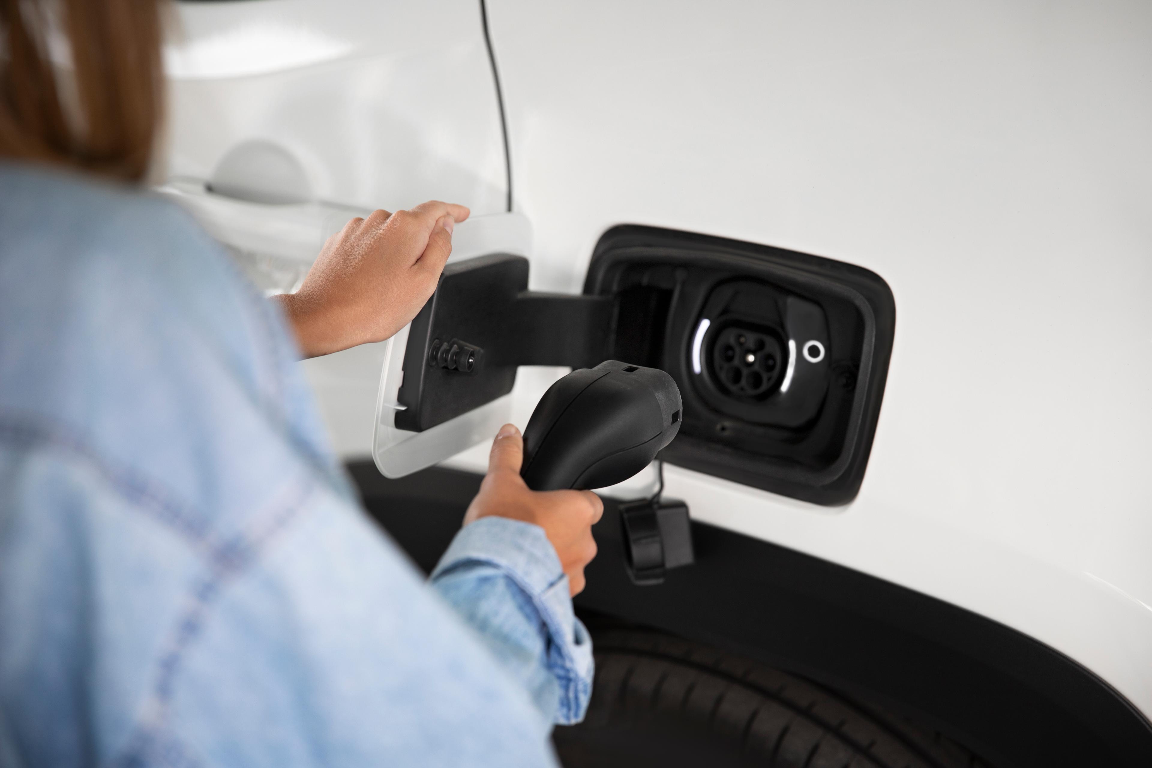 Véhicule électrique avec sa prise de recharge